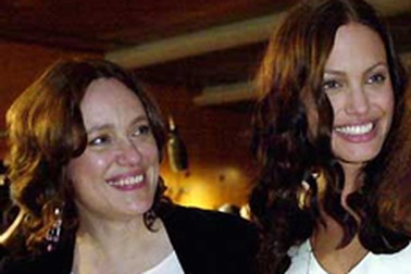 Mẹ của Angelina Jolie qua đời