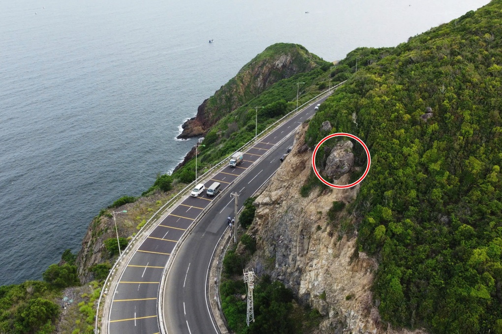 Khối đá lớn nằm chênh vênh trên cung đường đi sân bay Cam Ranh - 1 Khối đá lớn nằm chênh vênh trên cung đường đi sân bay Cam Ranh - 1