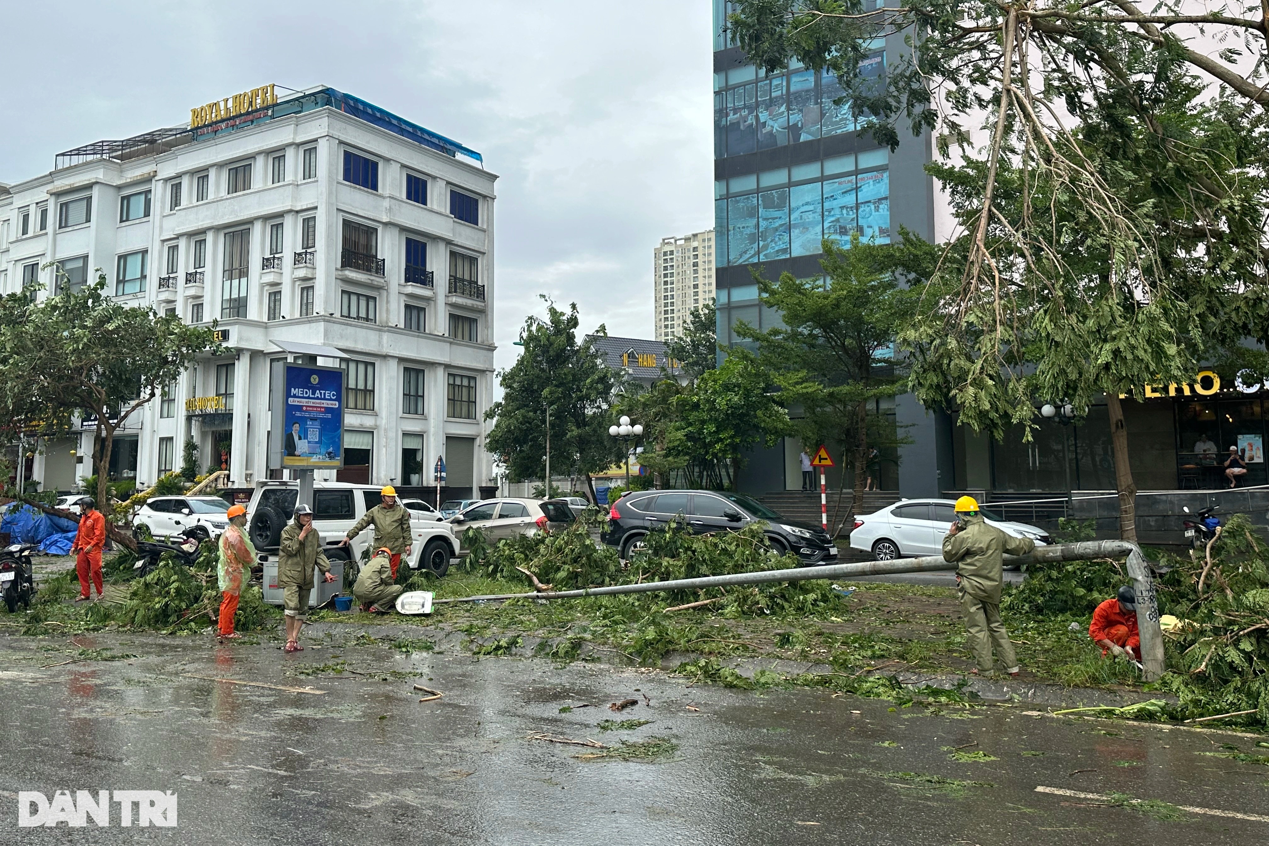 Một số cột đèn bị gió xô gãy cũng đang được xử lý (Ảnh: Dương Tâm).