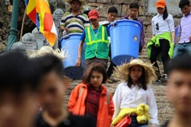 Nhọc nhằn nghề gánh rác nơi lưng chừng trời Yên Tử