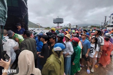 "Đoàn từ thiện về phát đồ ăn, bà con mừng lắm, mất điện nước 3 ngày rồi"