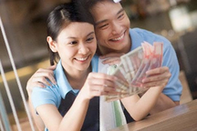 Vợ chiếm giữ tiền lương của chồng có phải "bạo lực gia đình"?