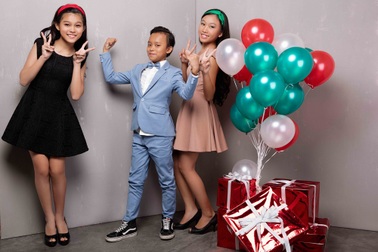 Hồ Văn Cường lần đầu được mặc vest đón Noel cùng chị gái nuôi