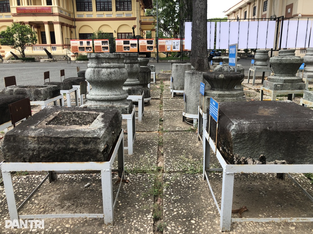 37 táng đá kê cột cổ do người dân hiến tặng Bảo tàng Vĩnh Long gây chú ý - 4 37 táng đá kê cột cổ do người dân hiến tặng Bảo tàng Vĩnh Long gây chú ý - 4
