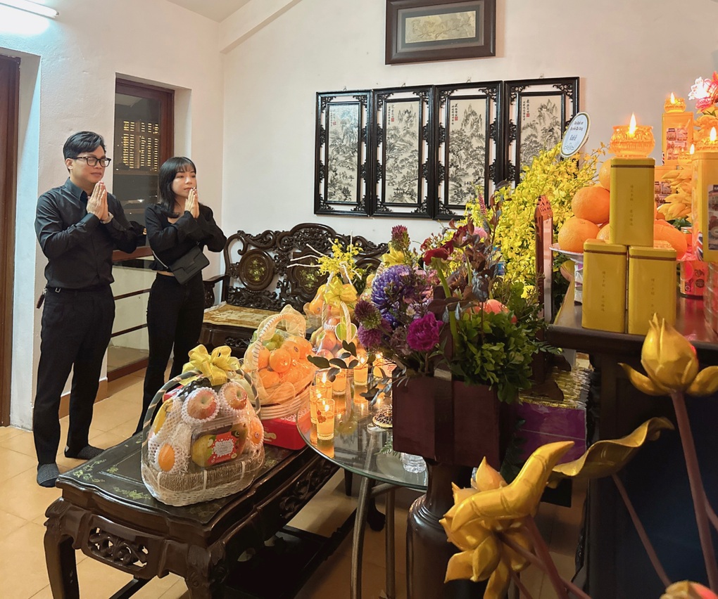 Minh Chuyên, Lê Tâm xúc động hát trong lễ giỗ đầu nhạc sĩ Phú Quang - 1 Minh Chuyên, Lê Tâm xúc động hát trong lễ giỗ đầu nhạc sĩ Phú Quang - 1