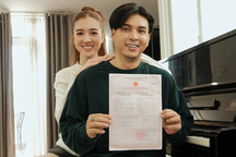 Ca sĩ Hồ Quang Hiếu và bạn gái kém 17 tuổi đăng ký kết hôn