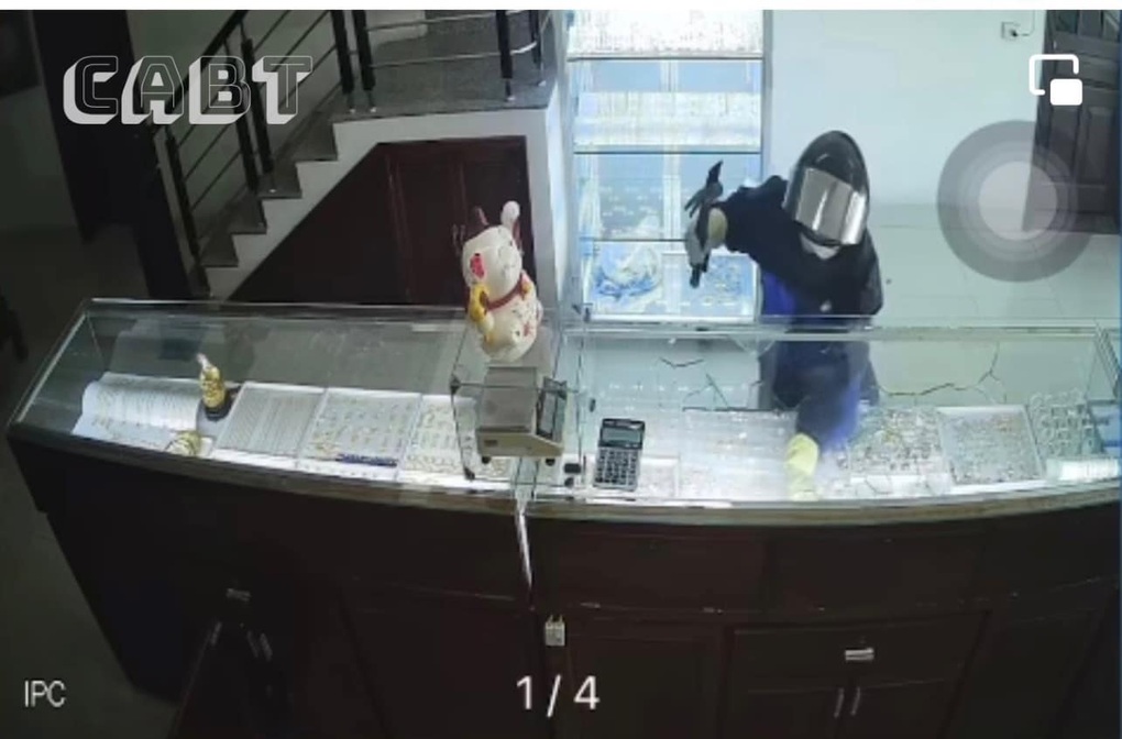 Lào Cai: Truy bắt đối tượng cướp tiệm vàng giữa trưa - 1 Lào Cai: Truy bắt đối tượng cướp tiệm vàng giữa trưa - 1