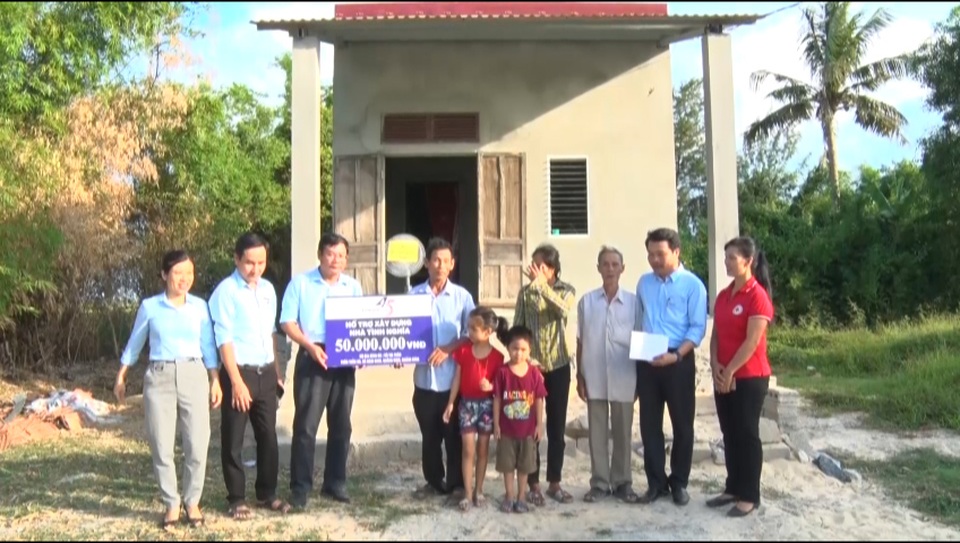Bàn giao 3 căn nhà tình nghĩa cho cựu TNXP, nạn nhân chất độc da cam - 2 Bàn giao 3 căn nhà tình nghĩa cho cựu TNXP, nạn nhân chất độc da cam - 2