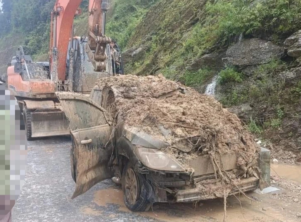 Ô tô mắc kẹt trên đường ở Hà Giang bị đất, đá vùi lấp biến dạng - 1 Ô tô mắc kẹt trên đường ở Hà Giang bị đất, đá vùi lấp biến dạng - 1