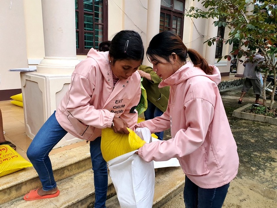 Phóng viên Dân trí cõng muối, gạo hỗ trợ dân tộc Cơ Tu bị lũ quét mất nhà - 7 Phóng viên Dân trí cõng muối, gạo hỗ trợ dân tộc Cơ Tu bị lũ quét mất nhà - 7