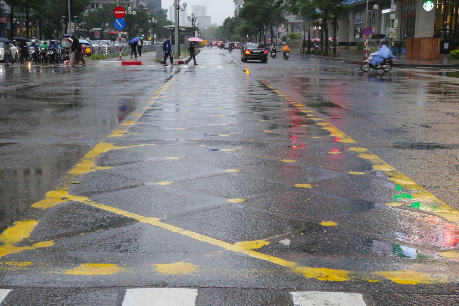 Vạch kẻ làn đường bị mờ nhìn như ma trận, nhiều lái xe lo bị phạt oan - 7