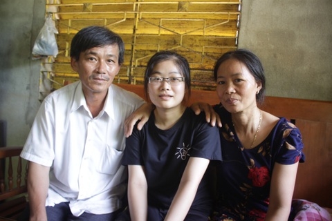 Gánh hàng rong nuôi giấc mơ của nữ thủ khoa