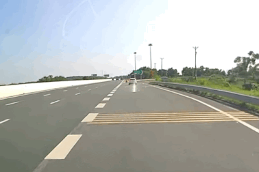 Dừng xe giữa đường cao tốc: Chỉ cần bật đèn cảnh báo là yên tâm?