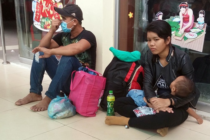 Bến xe kẹt cứng, người dân vật vờ chờ về quê ăn Tết