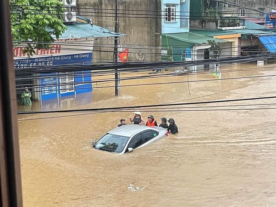 Nhiều tuyến phố ở TP Hà Giang chìm trong biển nước do nước sông dâng cao - 1