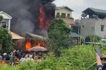 Hà Nội: Xưởng gỗ bốc cháy ngùn ngụt gần khu dân cư