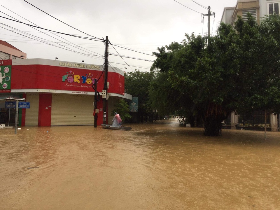 Lũ dâng tận nóc nhà, nhiều làng mạc chìm sâu trong nước - 3 Lũ dâng tận nóc nhà, nhiều làng mạc chìm sâu trong nước - 3