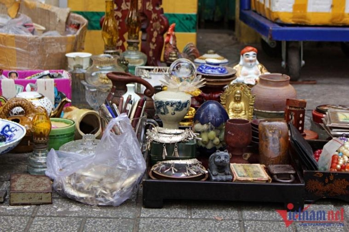 Nợ nần chồng chất, bà trùm đồ cổ TPHCM một thời ra vỉa hè kiếm sống - 3 Nợ nần chồng chất, bà trùm đồ cổ TPHCM một thời ra vỉa hè kiếm sống - 3