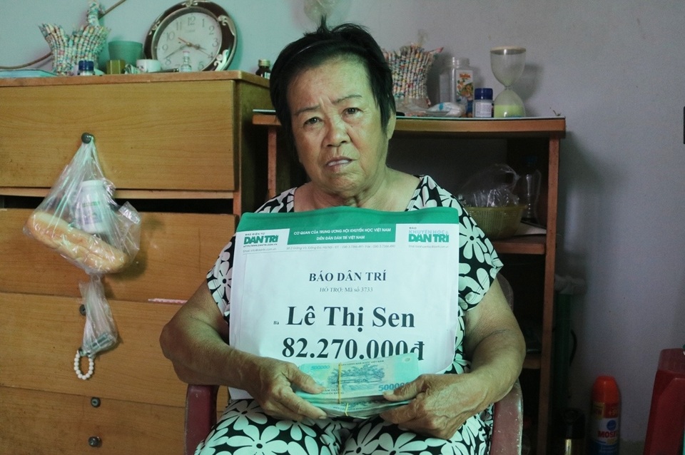 Trao hơn 80 triệu đồng của bạn đọc giúp đỡ cụ bà liệt nửa người - 2 Trao hơn 80 triệu đồng của bạn đọc giúp đỡ cụ bà liệt nửa người - 2