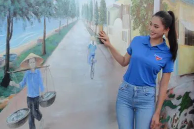 Hoa hậu Trần Tiểu Vy cùng đoàn viên thanh niên dọn rác trên bãi biển