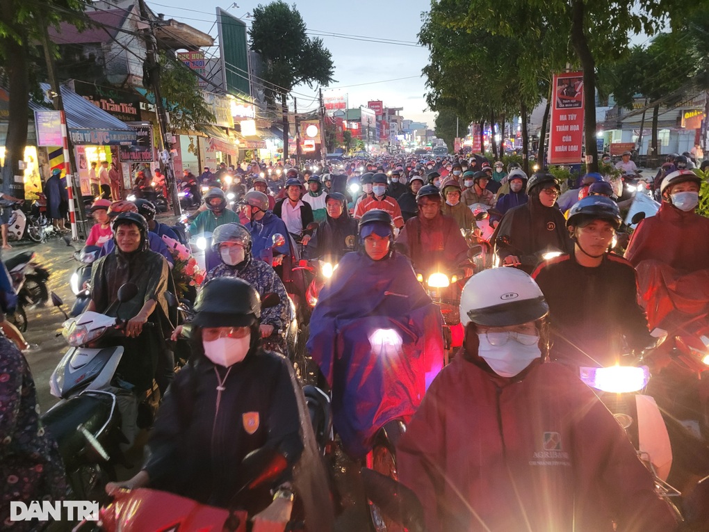 TP Biên Hòa ngập sâu, công an xuống đường hỗ trợ người dân - 1 TP Biên Hòa ngập sâu, công an xuống đường hỗ trợ người dân - 1