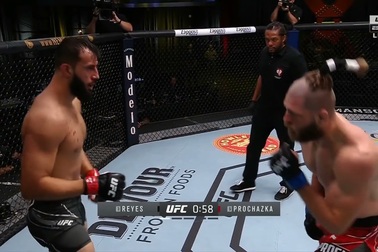 Võ sĩ xoay người giật chỏ tuyệt đỉnh, đối thủ cắm đầu xuống sàn