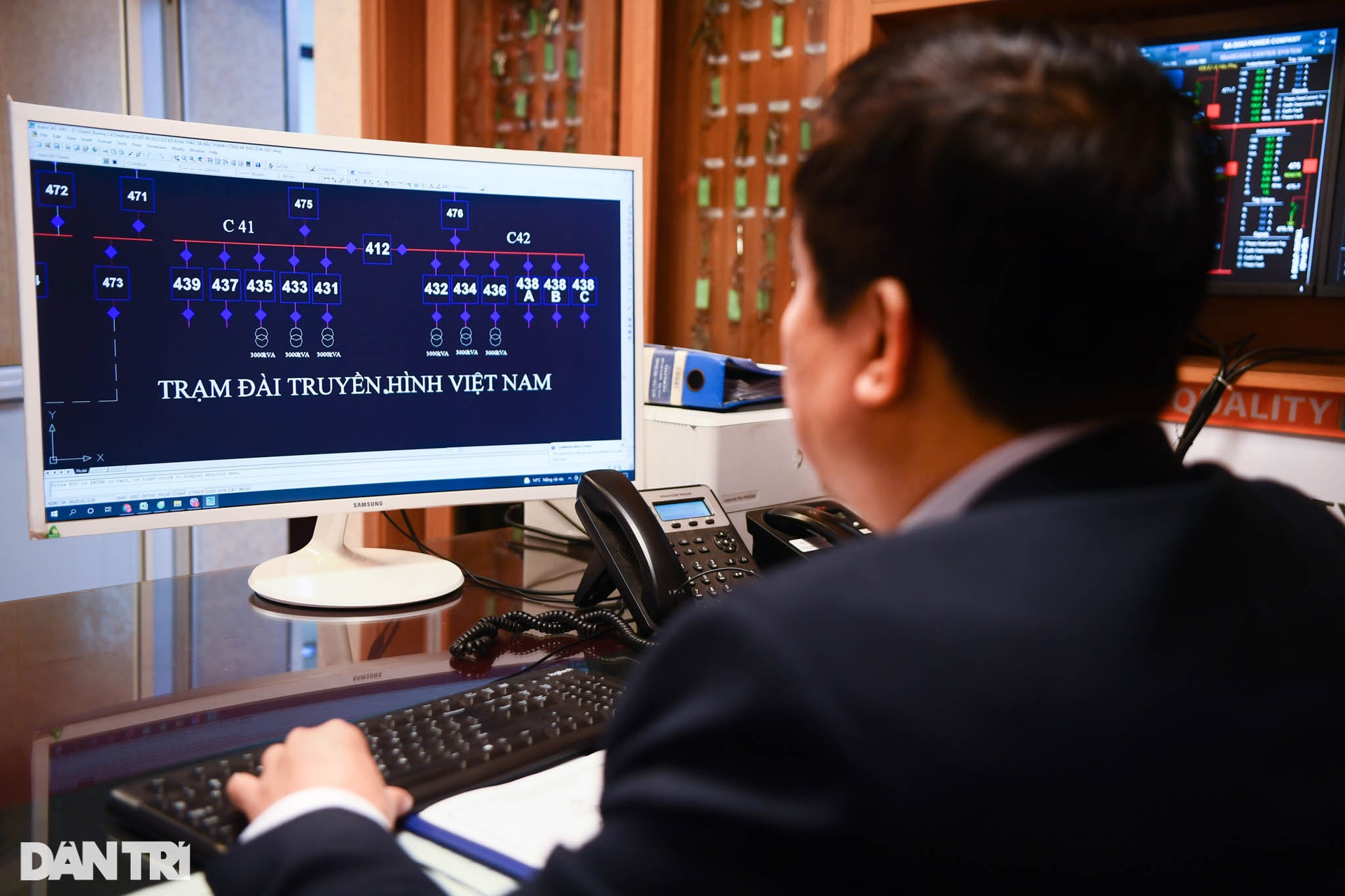 Theo chân công nhân điện lực trực xuyên Tết phục vụ người dân Thủ đô - 3 Theo chân công nhân điện lực trực xuyên Tết phục vụ người dân Thủ đô - 3