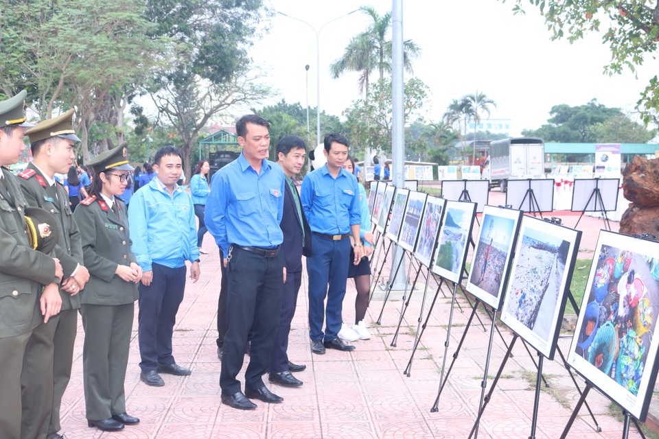 Tuyên truyền bảo vệ môi trường với triển lãm Vì một Việt Nam không rác thải nhựa” - 2 Tuyên truyền bảo vệ môi trường với triển lãm Vì một Việt Nam không rác thải nhựa” - 2