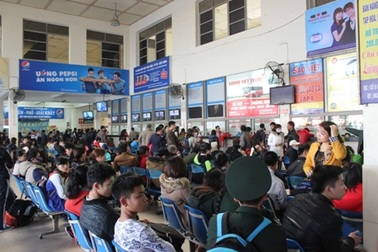 Bến xe Hà Nội đông kín người về quê nghỉ Tết Dương lịch
