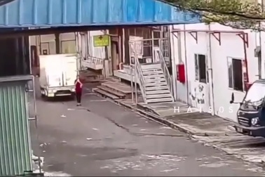 Vừa đi vừa dùng điện thoại, cô gái bị xe tải cuốn vào gầm