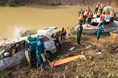 Khởi tố vụ xe ô tô bị lũ cuốn làm 5 người chết