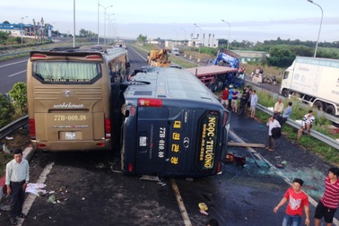 Nhiều ô tô tông nhau trên cao tốc, 10 người nhập viện