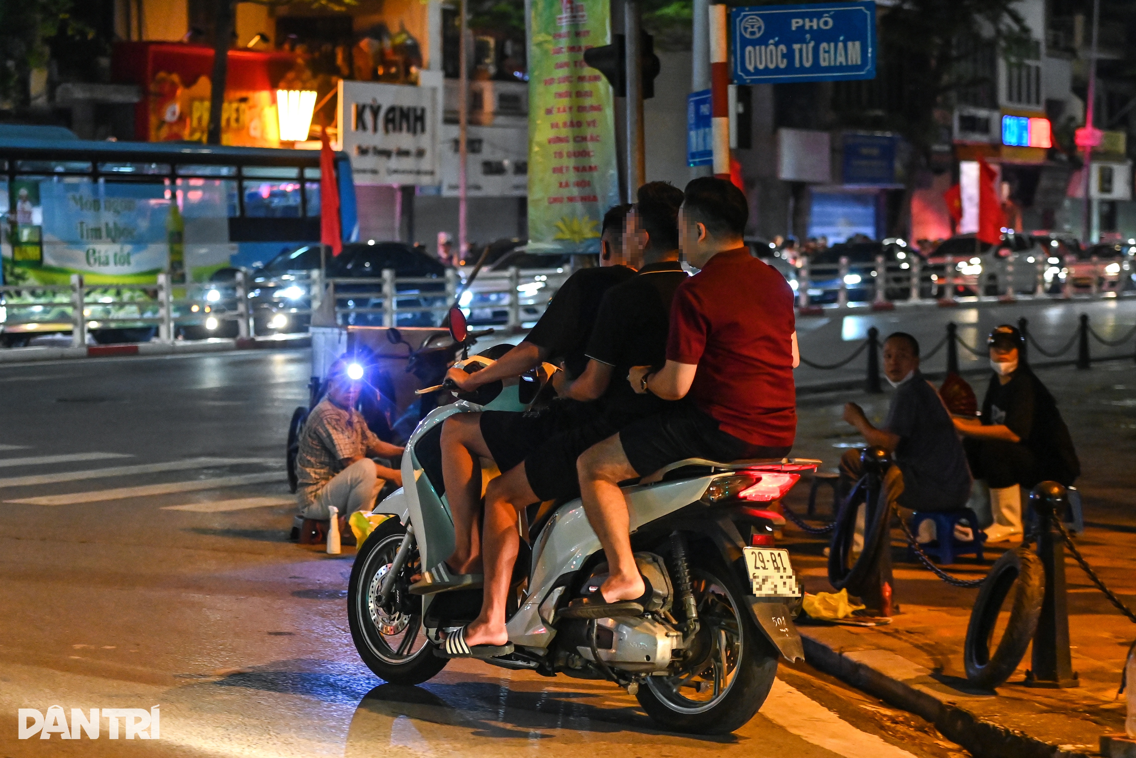 CSGT Hà Nội xuyên đêm vây bắt loạt thanh niên phóng xe máy kẹp 3 diễu phố - 7