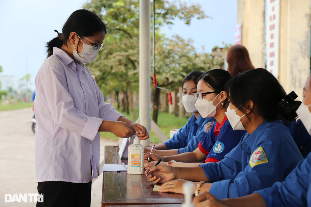 Sáng nay, gần 1 triệu thí sinh bước vào môn thi đầu tiên Ngữ Văn - 14 Sáng nay, gần 1 triệu thí sinh bước vào môn thi đầu tiên Ngữ Văn - 14