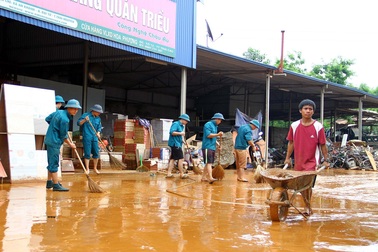 Mưa lớn, bùn đất ngập cao cả mét trong nhà dân