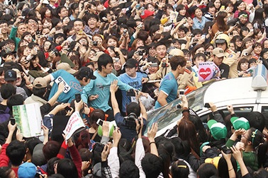 Tắc đường tại Hồ Gươm do fan Kpop "bủa vây" đón thần tượng