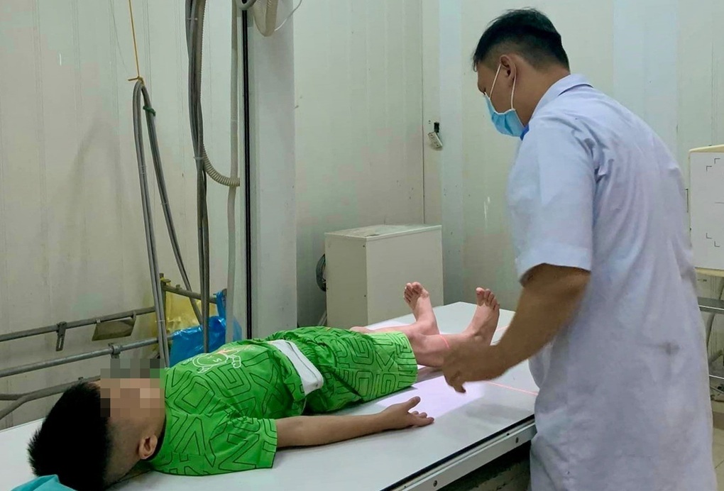 Bé trai bị người dạy trẻ đánh bầm tím ở lớp học hè không phép - 2 Bé trai bị người dạy trẻ đánh bầm tím ở lớp học hè không phép - 2
