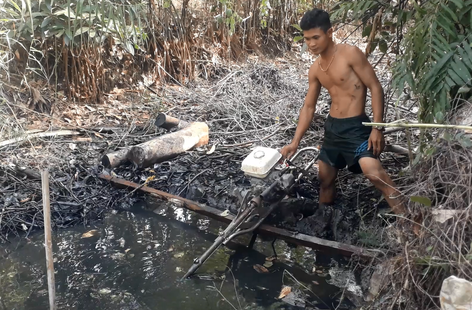 Háo hức tát ao, bắt cá ngày Tết - 1 Háo hức tát ao, bắt cá ngày Tết - 1