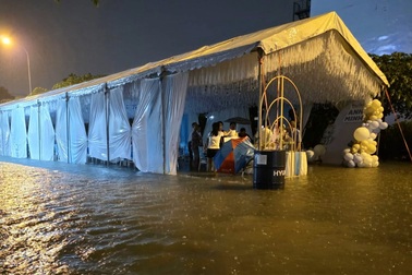 Nhiều người lội nước dự tiệc sau cơn mưa lớn ở TPHCM