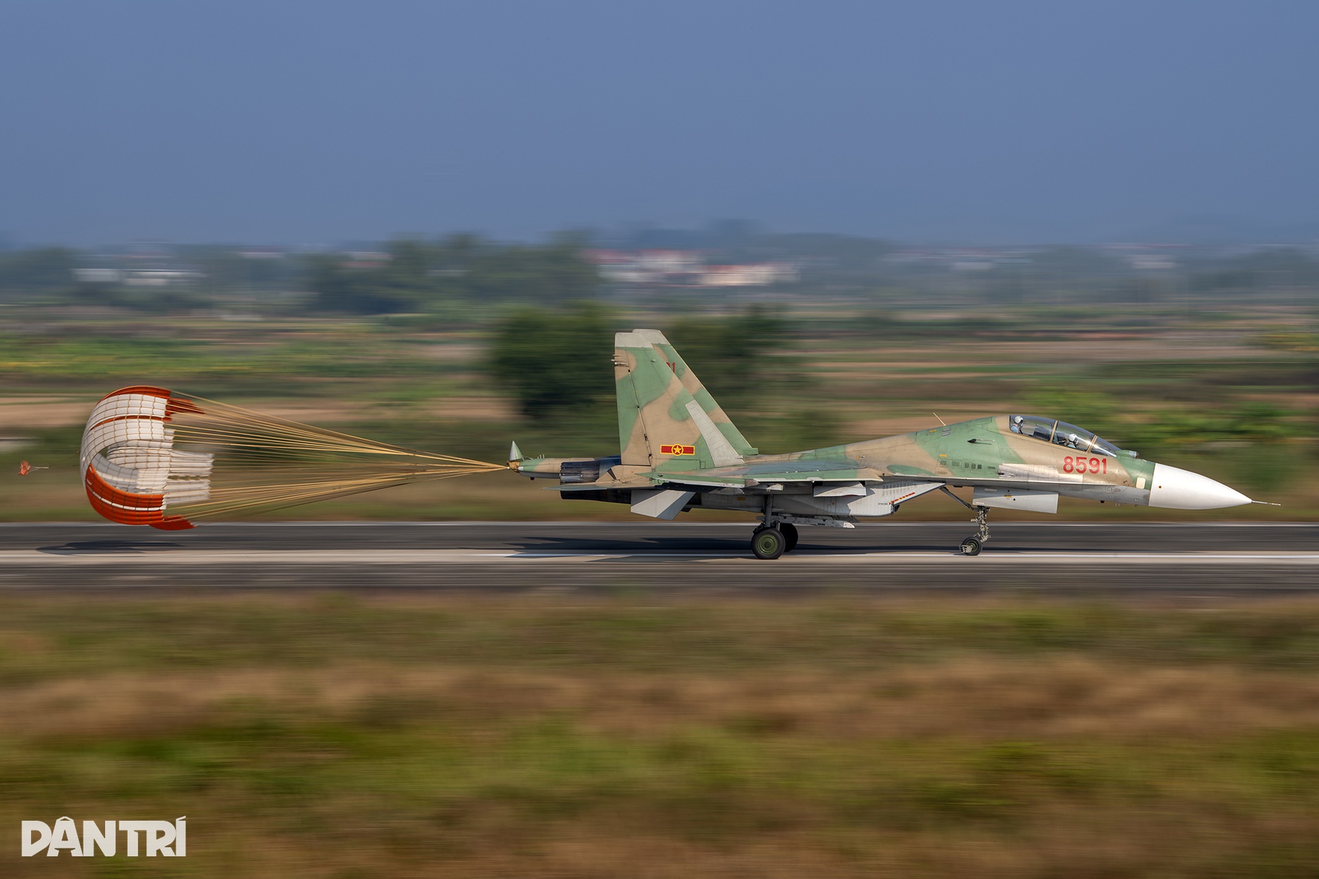 Chiêm ngưỡng hổ mang chúa SU-30MK2 xuất kích huấn luyện bay đêm - 4