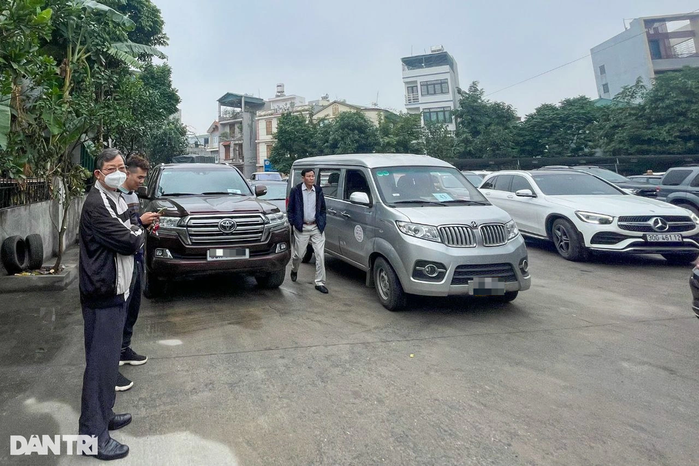Chủ xe xếp hàng 3 ngày, đăng kiểm 4 lần vẫn trượt - 2 Chủ xe xếp hàng 3 ngày, đăng kiểm 4 lần vẫn trượt - 2