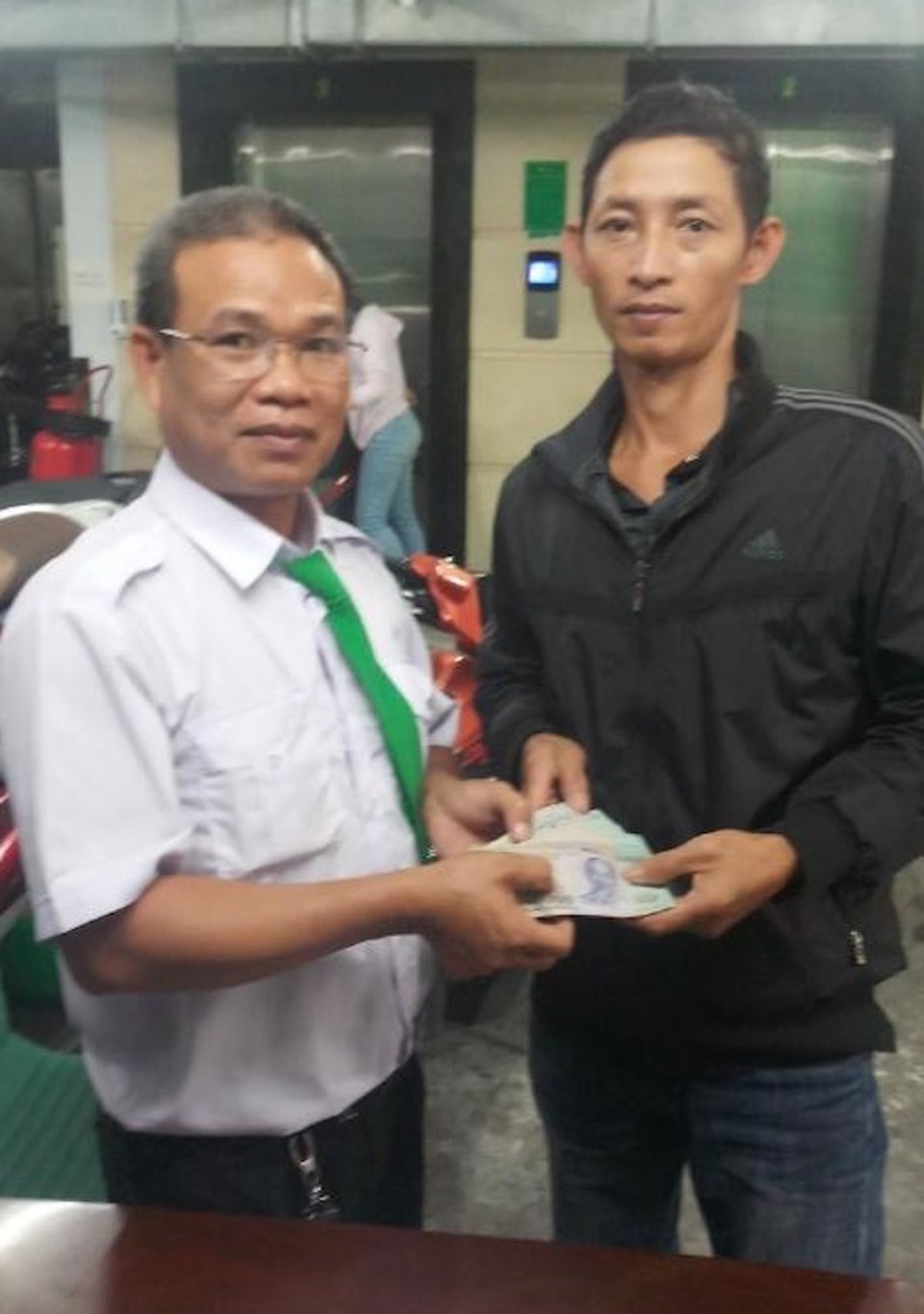 Bác tài tốt bụng trả lại gần trăm triệu đồng cho khách bỏ quên - 1 Bác tài tốt bụng trả lại gần trăm triệu đồng cho khách bỏ quên - 1