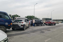 Hà Nội: Sáu ô tô đâm "dồn toa" trên phố