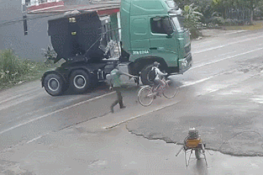 Clip "người đàn ông phản ứng nhanh cứu mạng bé trai" nổi bật tuần qua