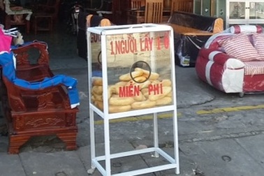 Thùng bánh mì miễn phí ở phố núi Kon Tum