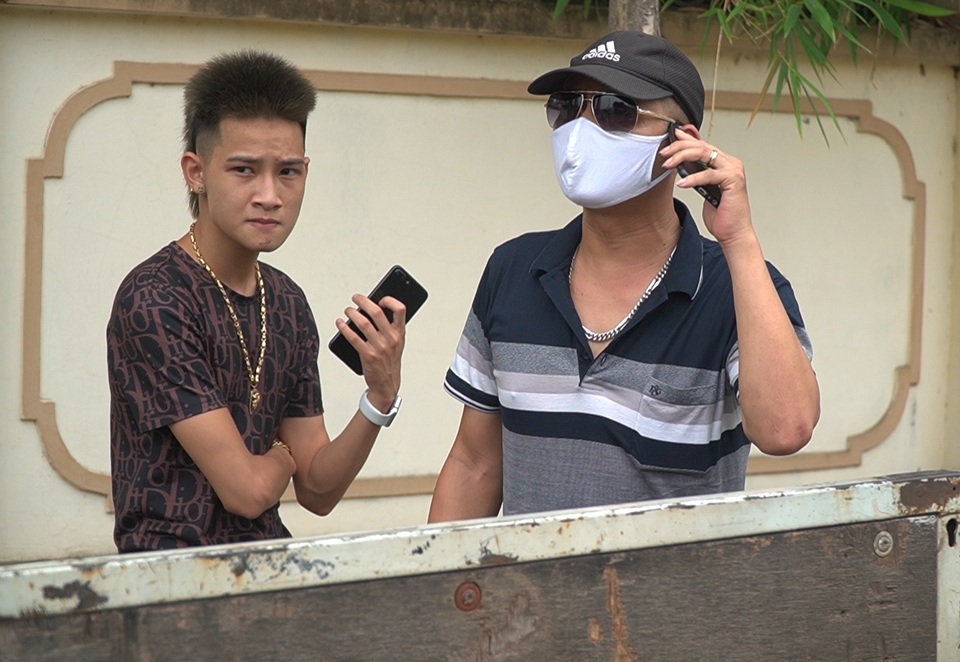 Hà Nội: Quái xế lao thẳng xe vào CSGT rồi nẹt ga bỏ chạy - 2 Hà Nội: Quái xế lao thẳng xe vào CSGT rồi nẹt ga bỏ chạy - 2