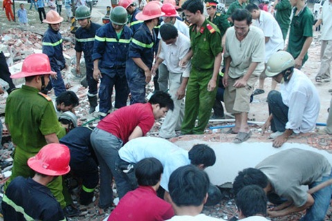 Sập nhà 4 tầng, 15 người bị vùi dưới đống đổ nát 