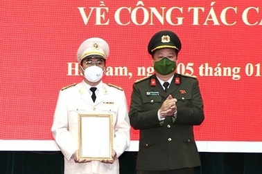 Trao quyết định của Bộ trưởng Bộ Công an về công tác tổ chức, cán bộ