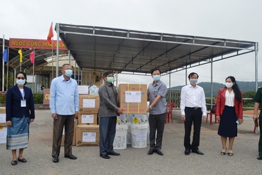 Quảng Trị tặng vật tư y tế cho tỉnh Salavan chống dịch Covid-19