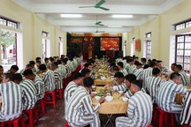 Bộ Công an nghiêm cấm cán bộ nhận tiền, bớt xén quà của người bị tạm giam, tạm giữ